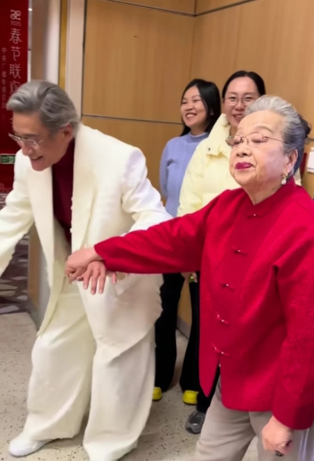 李明启老师这也太可爱了吧，这嘴巴一翘，简直就是王婆附身了，梁家辉也很可爱，看他弯