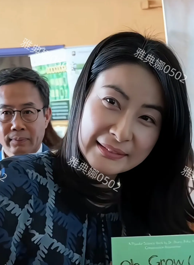 活动上见到郭晶晶，本人真的好温柔好美，她打扮低调大方得体，眼睛弯弯的特别有亲和力