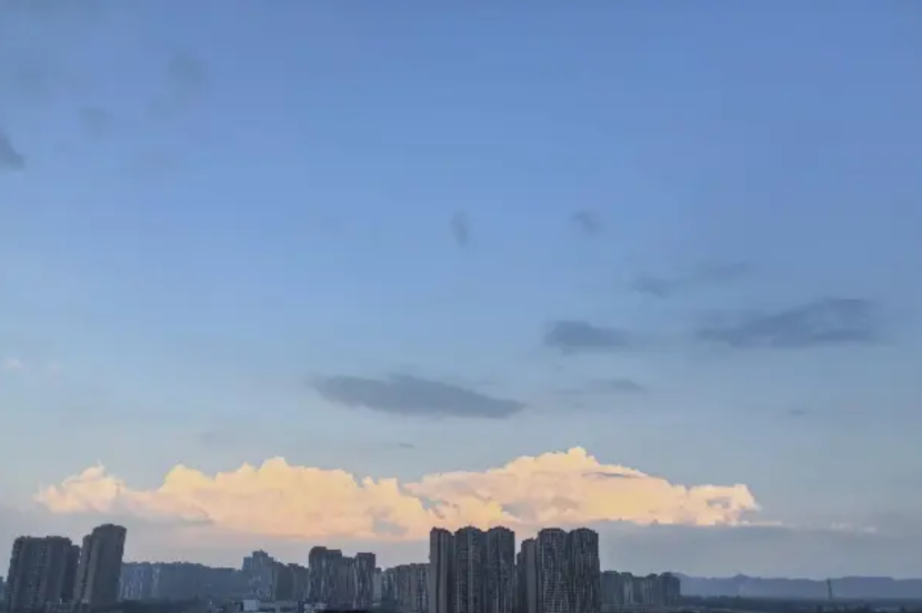 在这个“义务教育”名义下，家长们的口袋却被掏得精光，简直像是被“教育”了个彻底。