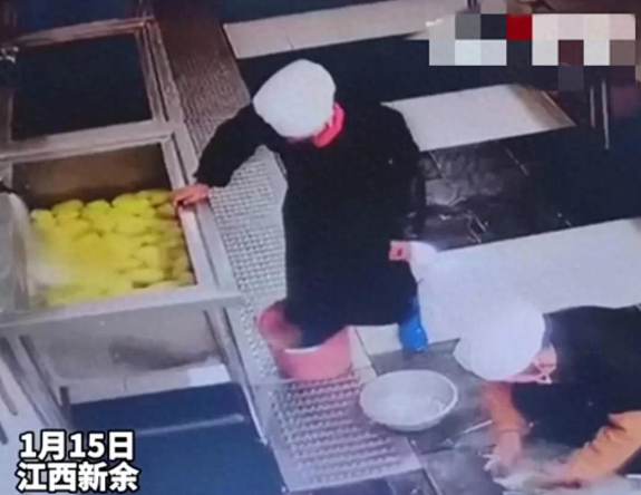 用脚踩食材？江西新余十六中食堂卫生丑闻曝光，官方通报：情况属实，校长免职！

1