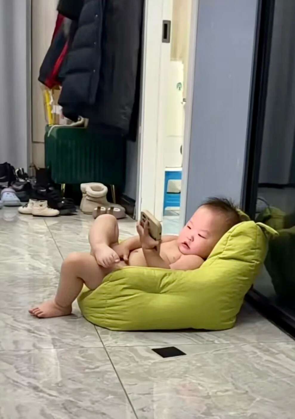 这二郎腿翘的挺舒适