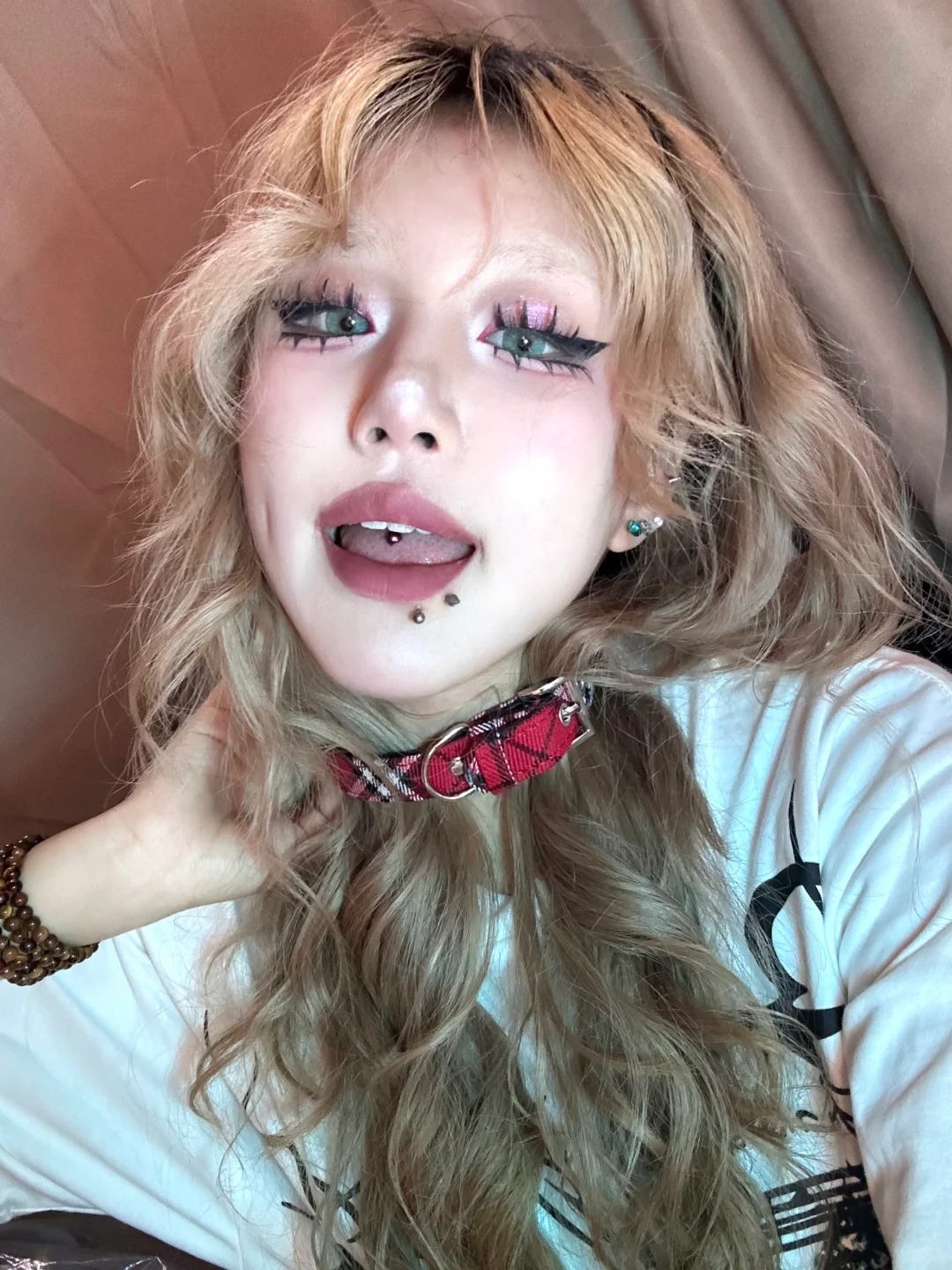 宝宝，我记得你曾经是个亚比呢.
粉的蓝的绿的黄的颜色都在你头上呆过，长发短发
卷