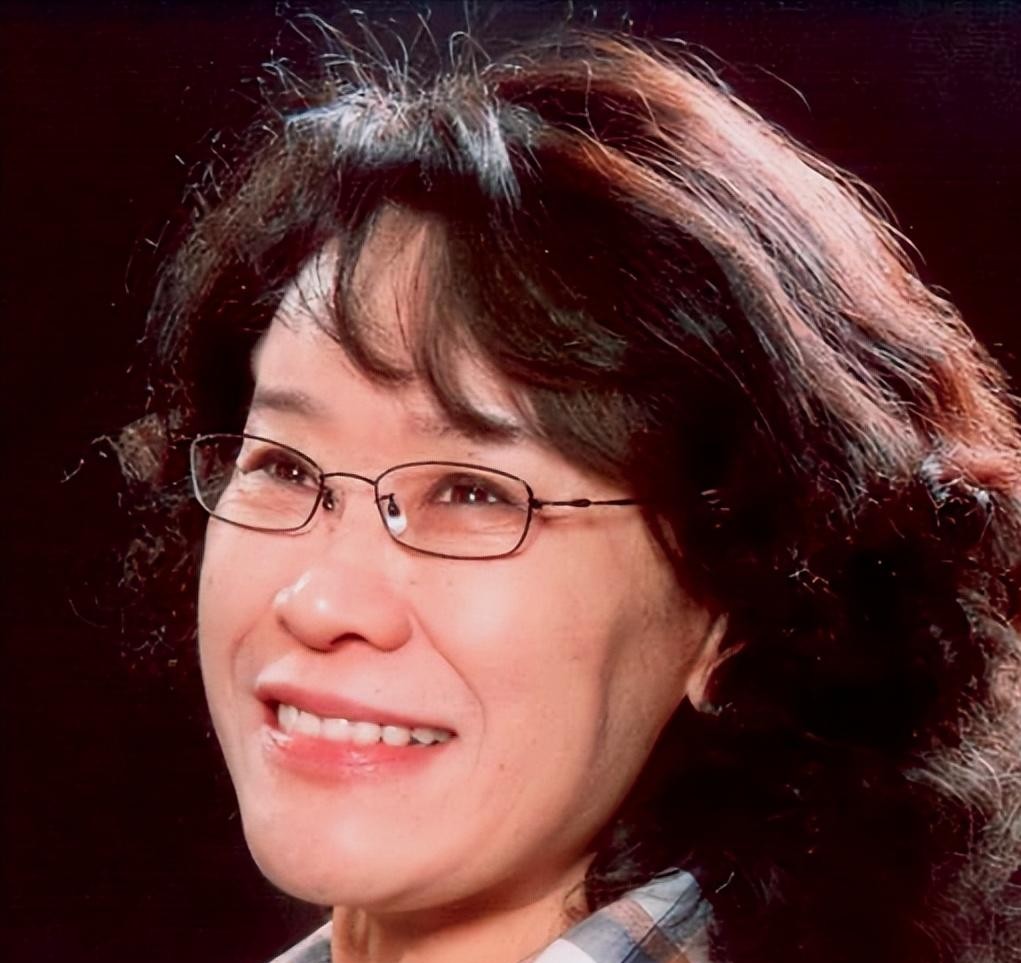 张海迪的生命是一曲激昂的奋斗之歌！1955年，她在一个普通家庭中降生，却在五岁时