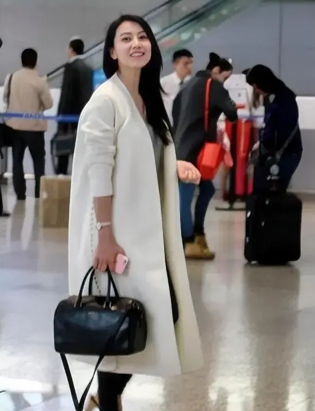 我的个乖乖，我在上海浦东机场碰到了谁？真的是太惊艳了！好美！好美！本人真的太美了