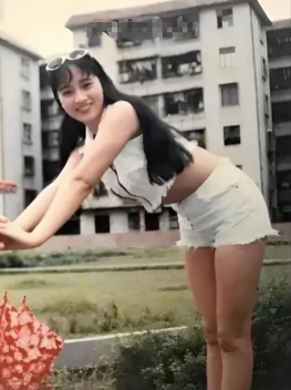 这张照片是在1996年拍摄的，照片中的女生是当时毕业于广西梧州市中学的学生，她来
