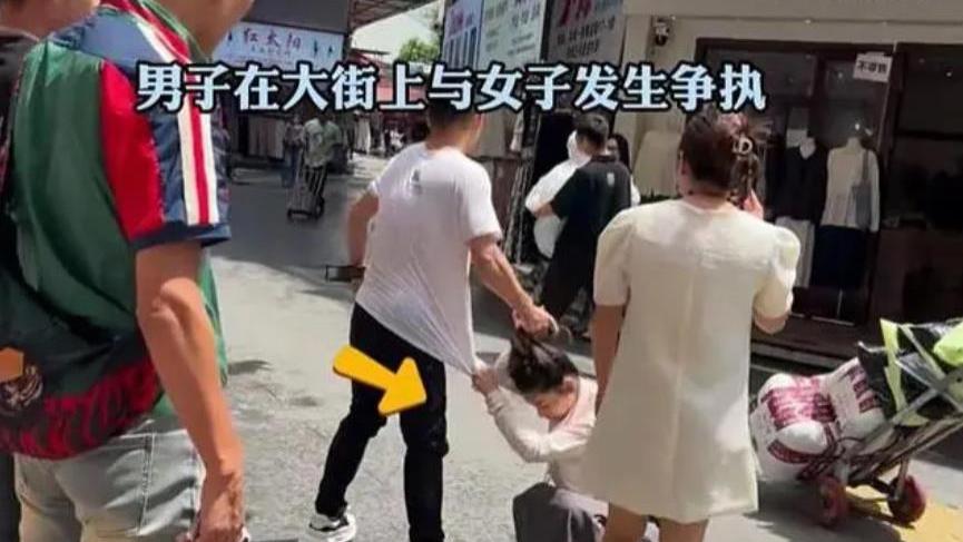 东莞男子当街拽女友头发，强行拖行数十米，女子全程紧紧抱着手机
