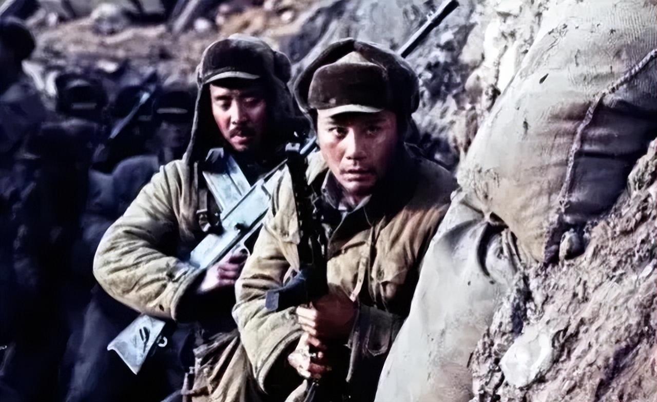 1950年，在朝鲜战场上，张凤山陷入了四名美军的包围。身陷困境、全身无力的他没有