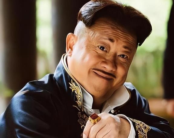 曾志伟纵横娱乐圈多年，有着丰富履历。然而近期他与乔妹的合照引发轩然大波。71岁的