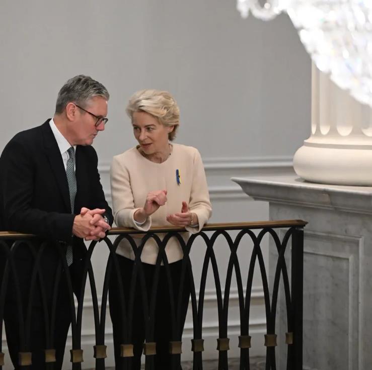 英国首相斯塔默今天写道：“我想重塑我们与欧盟的关系，让英国脱欧为英国人民服务。期