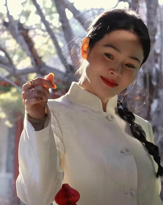 于明加自出道以来，凭借精湛演技在影视圈留下诸多精彩瞬间。近期，她分享新年美照。照