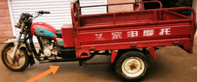 今天来个收废品的，车上有个摩托三轮，我老公看着很好，就想把它买下来留着用的，收废