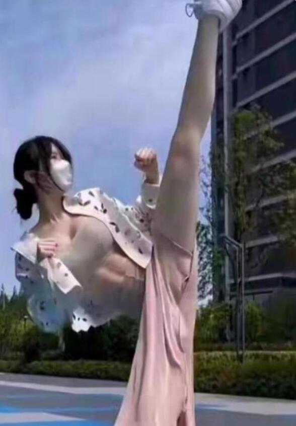 这位小姐姐是在健身还是在练武？看看她举在空中的又长又粗的腿，身材又美又高，真是太