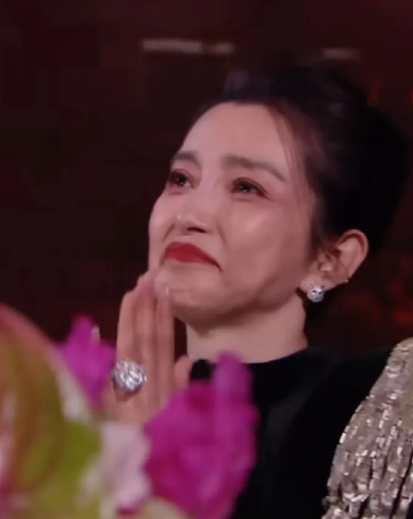 曾经的女神李冰冰也老了，笑起来嘴角往下搭