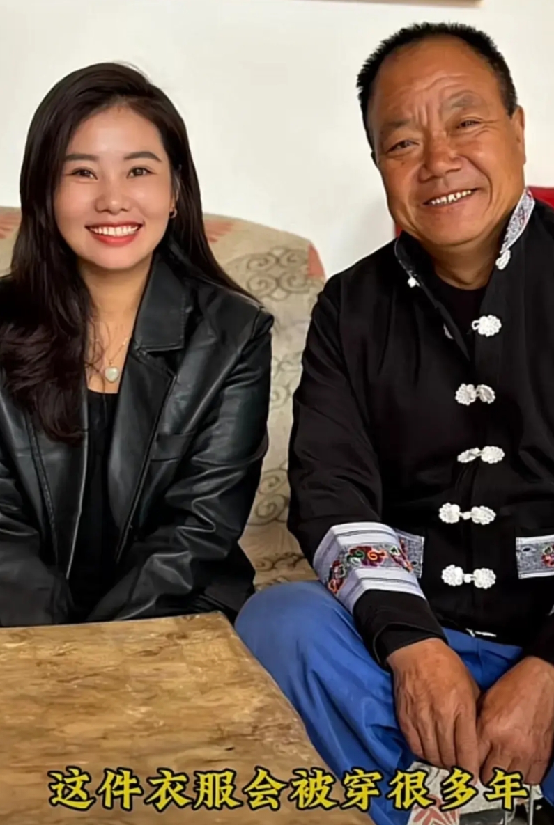 杨妞花养父作为单身听障人士，
把家里收拾的干干净净，
这个父亲从来没有逾矩，
把