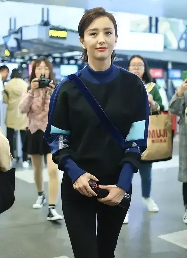 机场偶遇素颜的佟丽娅本人又黑又瘦小和电视上反差也太大了吧（刘惜君爆红）-第5张图片-九妖电影