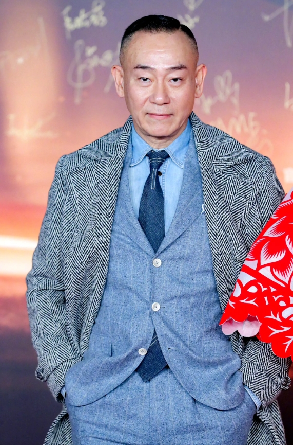 曾黎居然和林保怡同框走红毯，林保怡是真的老了，双眼更加无神，爹味特别的重，毕竟虚
