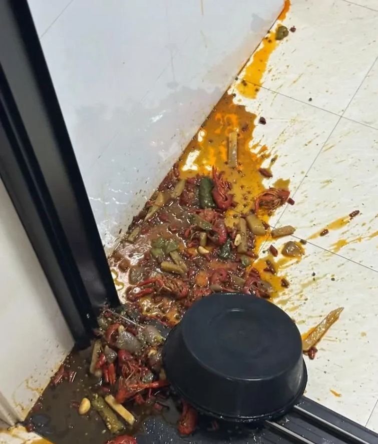 今天去姨妈家，正吃饭呢，小妹“哗啦”一下把刚热好的菜打翻了。刹那间，空气像凝住了