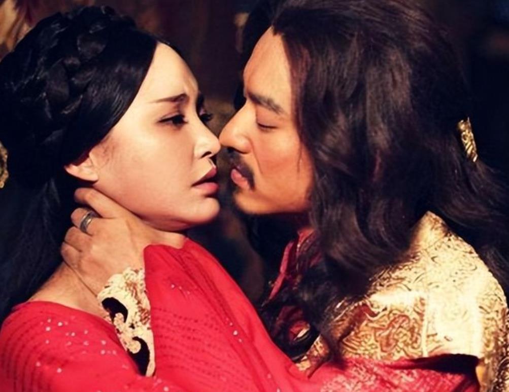 隋朝，14岁的义成公主被嫁给了65岁的老可汗。新婚之夜，老可汗丝毫不怜惜年幼的公