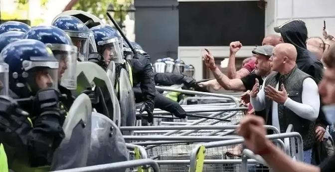 英国是美国的亲爹。
文化外交上，极度相似。
因此英国在国力、文化、舆论衰退时，国