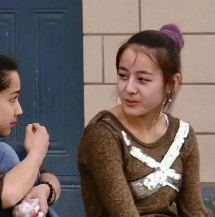 素人时期的迪丽热巴，土土的、害羞的，脸上有点黑，还带点婴儿肥，民族特色和原始风貌