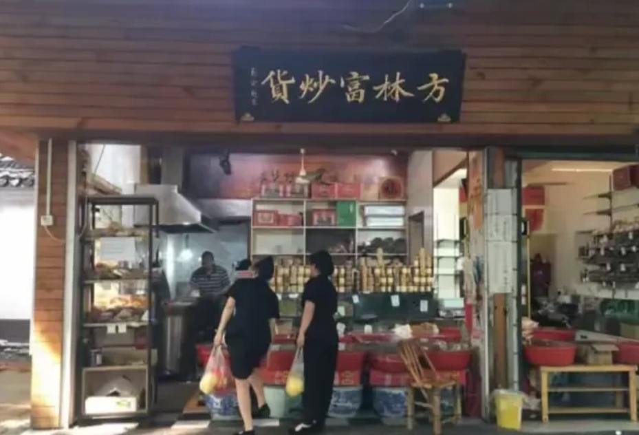 杭州，男子开了家炒货店，因为店铺口碑不错，他就在包装上印了“杭州最好吃的炒货店铺