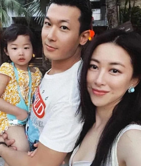 朱珠作为知名艺人，凭借出众气质与演技为人熟知。如今一家人生活惬意享受。朱珠风采依