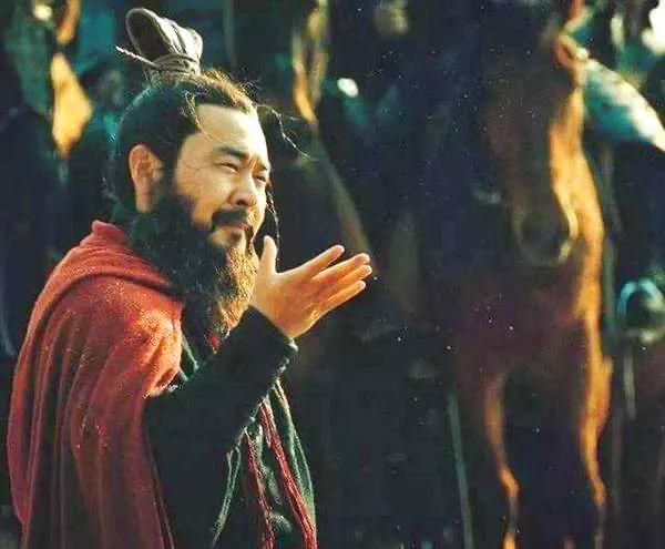 曹操爱好音乐，身边养了一大批歌妓。这其中有个姑娘，唱歌就像小百灵，贼好听！但她是