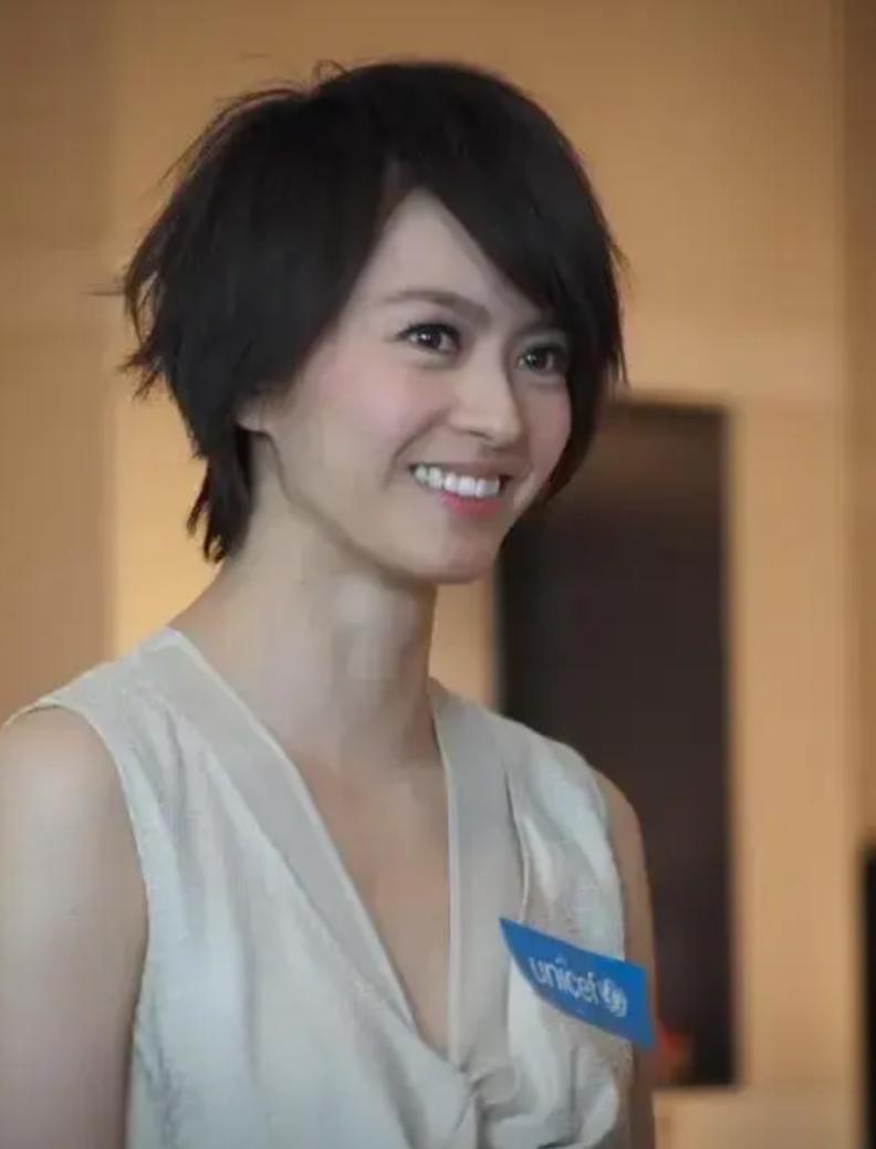 演员梁咏琪说，周星驰这个人，其实非常大方，当年拍《百变星君》时，到夏威夷取景，剧