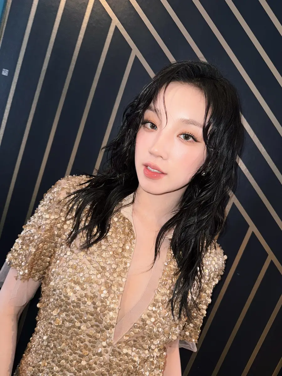 宋雨琦身着洛丽塔裙装，化身俏皮小魔女，造型既搞怪又尽显可爱魅力。