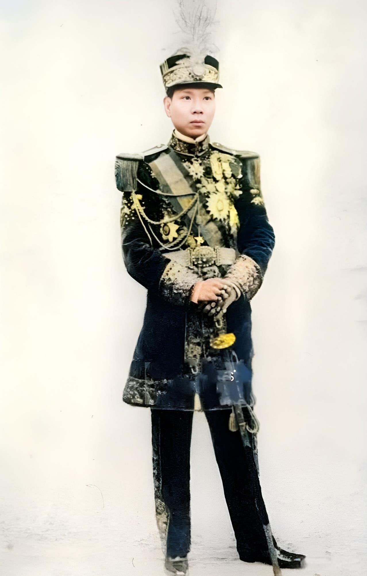 末代君主尤为喜欢穿军礼服。这样，他们会感觉到自己手中仍像先辈一样掌握着百万雄师。