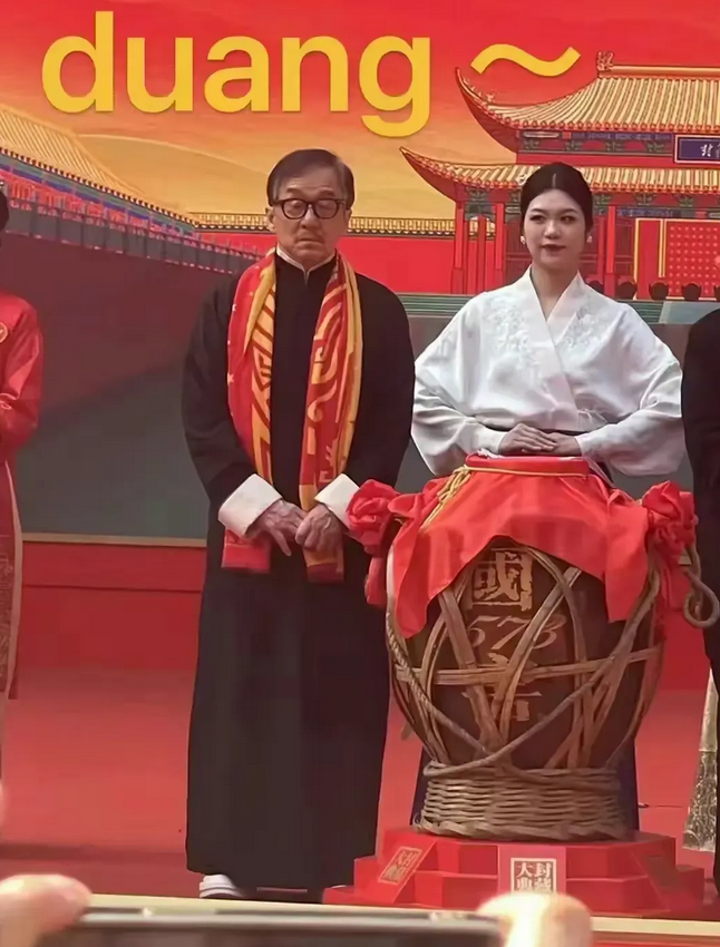 成龙真的老了，状态太差了！

成龙参加泸州老窖的会议，在现场感觉疲惫不堪，他真的