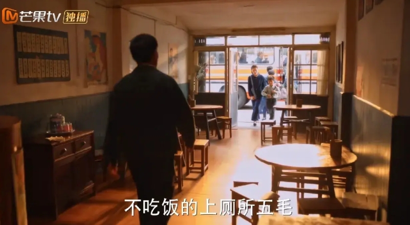 《小巷人家》中的这些情节其实并不合理

1.向鹏飞第一次来大舅家，临走时，告诉舅