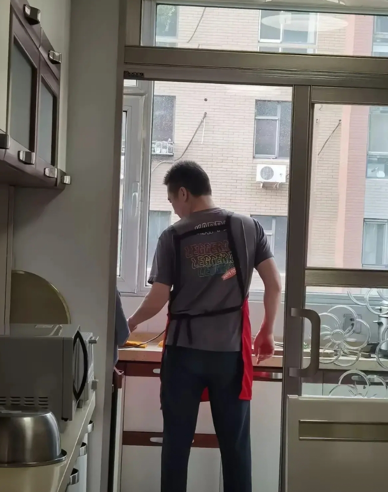 孩子初二躺平，一年没有上学，每天就在家玩手机，老公总觉着生活没有了希望，现在老公