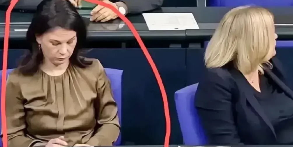 贝尔伯克在魏德尔面前玩手机，被魏德尔批评的体无完肤，魏德尔说：“德国最大的耻辱就