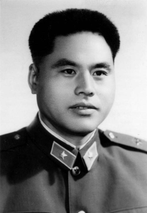 1986年，老山地区的军事冲突已持续数年，雨季的到来更加剧了战地的艰难。在这个多