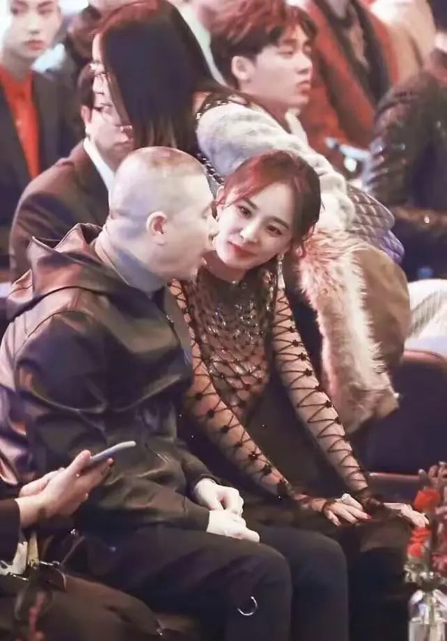 虚心请教，不耻下问，真不知道冯导裤子上的铁环是干什么用的？
