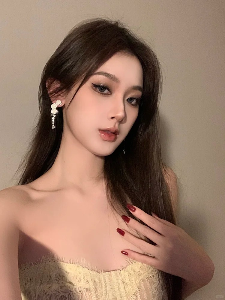 小花🌸耳环~
精致的鱼骨设计，加上花朵的点缀，让这款耳钉看起来非常有质感。而且