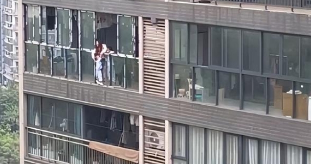 虎毒还不食子，为什么这位母亲会毫不留情地将自己的孩子扔下？

据平安巴南通报，该