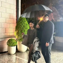 她真的一点架子都没有，也就请了一个保镖而已

