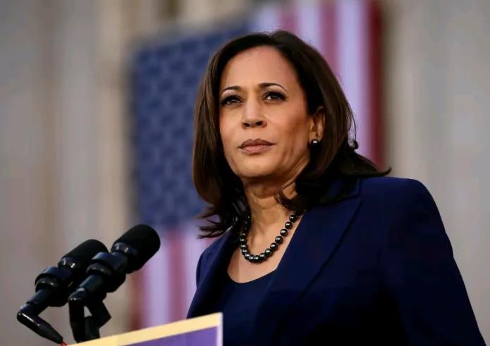 相较于特朗普，哈里斯无疑闪耀着更为耀眼的光环。一旦她成功问鼎，她将成为美国历史上