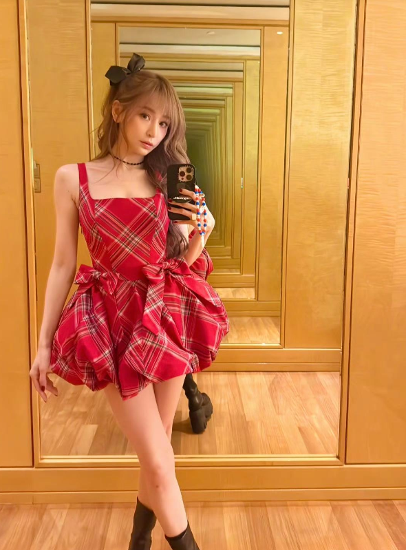 有限的身高里展示最长的腿，王心凌做到了。这身打扮像极了芭比娃娃，这么多年的甜心教