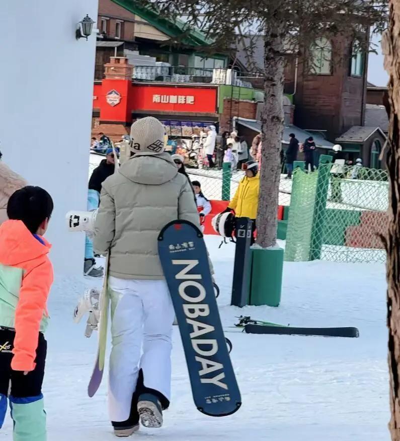 陈妍希离婚前夕独自携子滑雪，一月仍佩戴婚戒，笑容背后显辛酸
近日，一组陈妍希在北