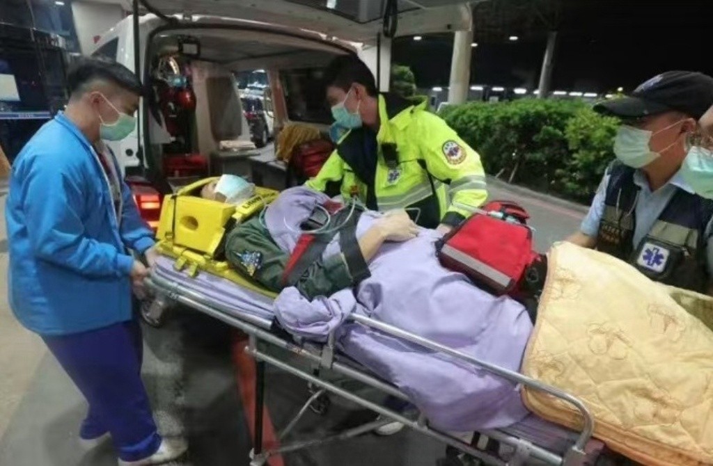 “台军”飞行员弹射坠海，好不容易被救起来，却被迫再次跳海

9月12日，多家台媒