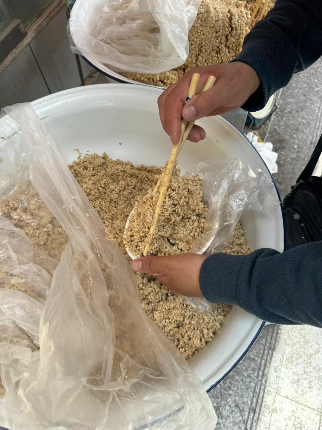 甘肃这个小县城，真的好好吃！！！😢
甜胚子、面皮、樱桃、粽子…
打包了一大堆带