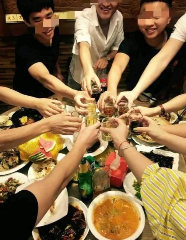 上海一男子，参加聚餐，一桌10个人，共同喝了2瓶红酒和1瓶白酒，中途男子感觉不适