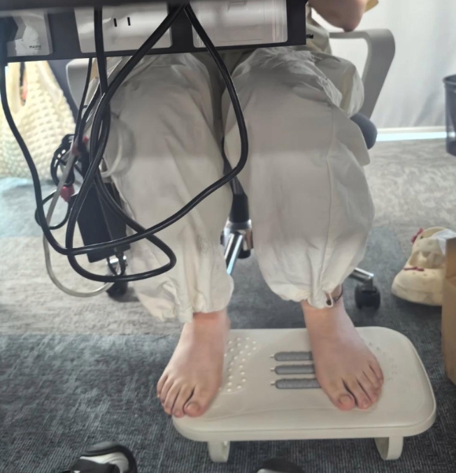 同事每天上班都脱鞋，提醒也没用，我要不要骂她