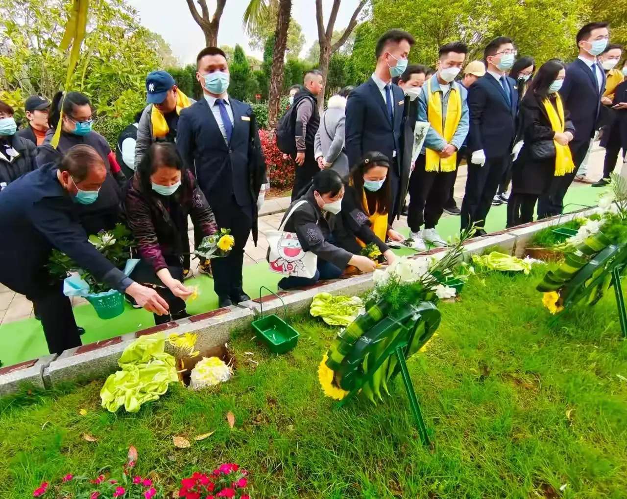 武汉推出了免费的生态葬，这可真是个天大好事！以前，墓地价格高的都死不起，现在好了
