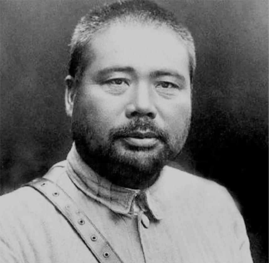 1922年4月，吴佩孚过生日，洛阳宾客云集。在开封的冯玉祥并未去贺寿，而是派人送