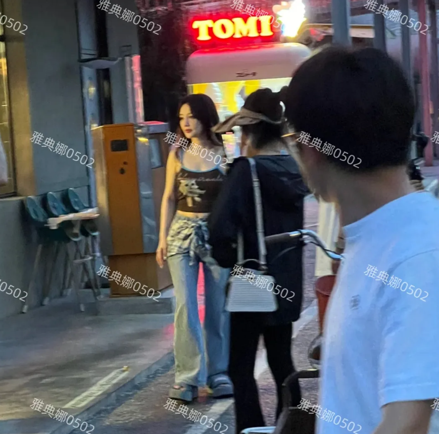 北京郎园偶遇李小璐，本人个子不高特别苗条皮肤白到发光，瓜子脸大眼睛打扮得像女团成