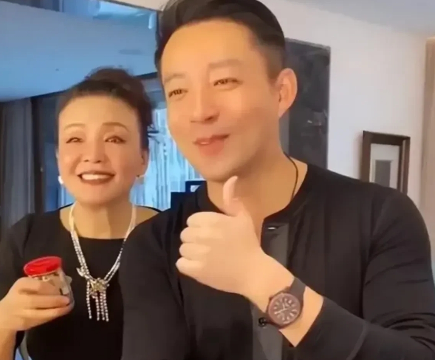 看到张兰和汪小菲的账号被永久封禁

除了张兰母子，这几个人也坐不住了：

1.张